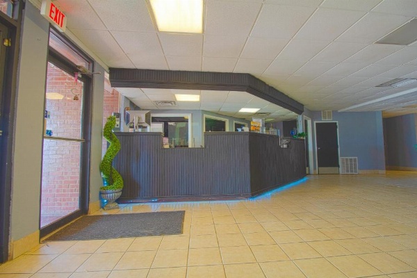 American Best Inn By OYO I-35 Perry image 17