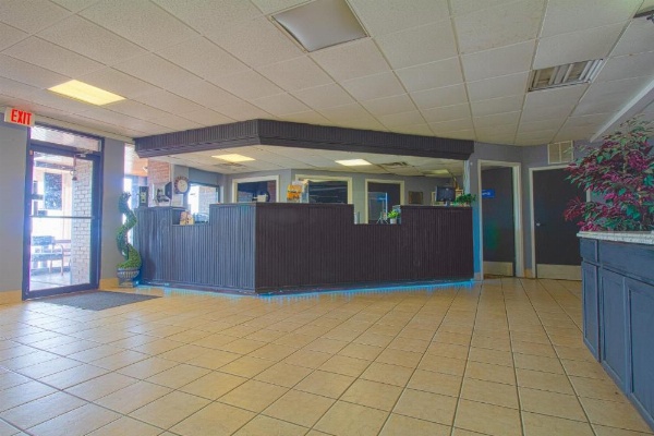 American Best Inn By OYO I-35 Perry image 18