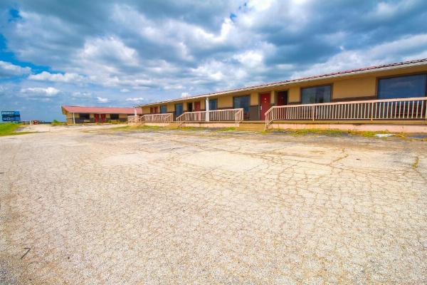 American Best Inn By OYO I-35 Perry image 20