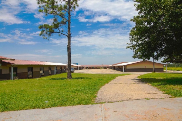 American Best Inn By OYO I-35 Perry image 21