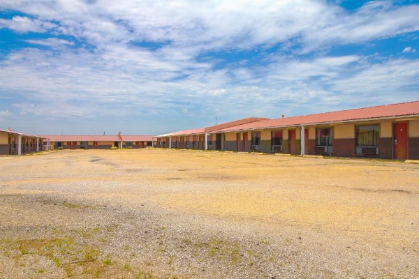 American Best Inn By OYO I-35 Perry image 22