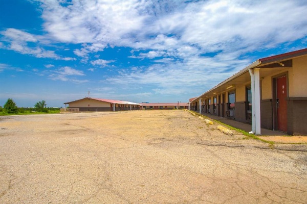 American Best Inn By OYO I-35 Perry image 23