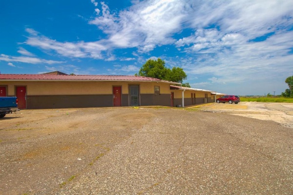 American Best Inn By OYO I-35 Perry image 24