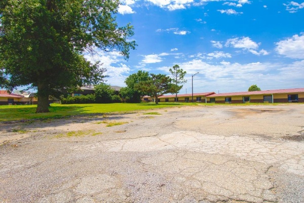 American Best Inn By OYO I-35 Perry image 25